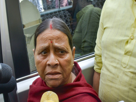 बिहार : राबड़ी देवी ने महिला टीचरों को उनके गृह जिलों में ट्रांसफर करने की मांग की