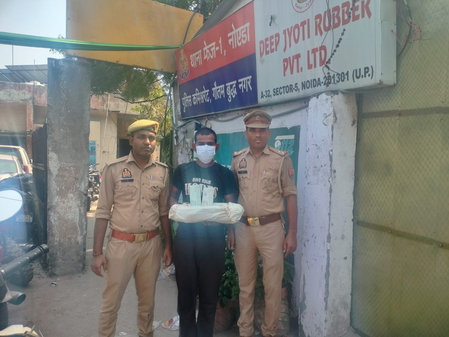 चोरी के लैपटॉप और मोबाइल के साथ युवक गिरफ्तार, अवैध चाकू भी बरामद