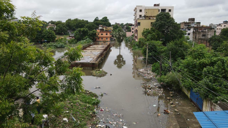 झारखंड में लगातार बारिश से नदियां उफान पर; जमशेदपुर-पलामू में बाढ़ का खतरा, कई जगह मुहल्लों में घुसा पानी