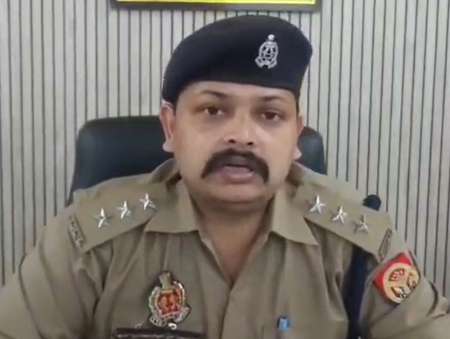 कानपुर : कार की छत पर हाथ फंसाकर युवक को डेढ़ किलोमीटर तक घसीटा, मामला दर्ज