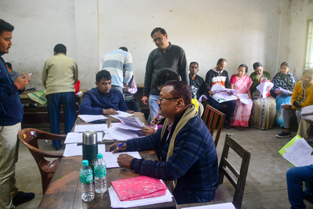 चुनाव आयोग ने पश्चिम बंगाल से 15 आईएएस और 10 आईपीएस अधिकारियों को अन्य राज्यों में एसआईआर के लिए एसआरओ नियुक्त किया