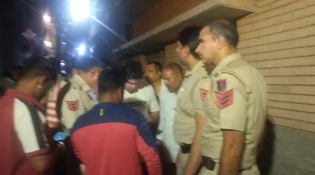 दिल्ली में मां-बेटे की चाकू से गोदकर हत्या, सब्जी विक्रेता के घर पर हुई वारदात