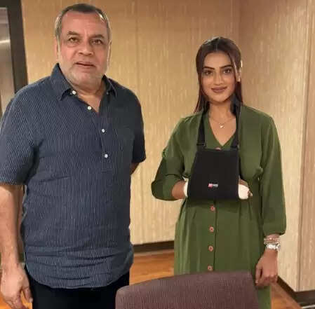 अक्षरा सिंह की परेश रावल से खास मुलाकात, शेयर की तस्वीर