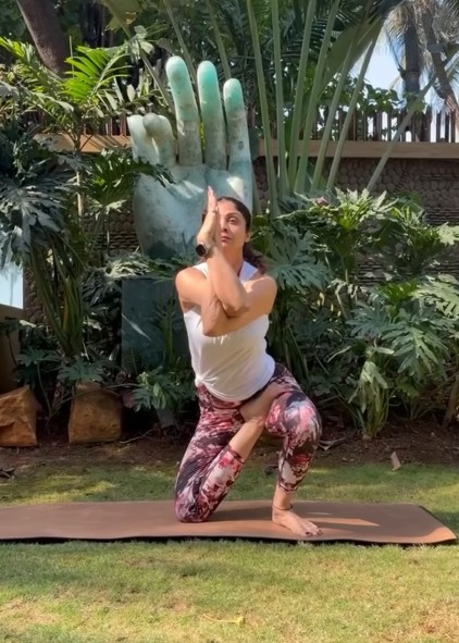 'वातायनासन' से मानसिक थकान और तनाव से मिलेगी छुट्टी