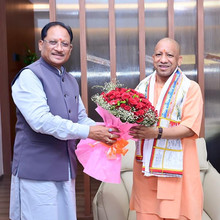 छत्तीसगढ़ पहुंचे मुख्यमंत्री योगी आदित्यनाथ का सीएम साय ने किया स्वागत