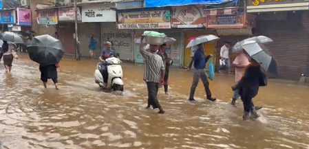 मुंबई में भारी बारिश से जनजीवन अस्त-व्यस्त, नालासोपारा-दादर-कुर्ला में जलभराव, येलो अलर्ट जारी