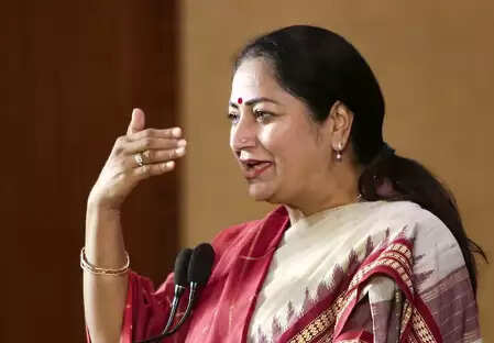 पीएम केयर योजना के बच्चों के बीच पहुंची सीएम रेखा गुप्ता, बोलीं- ये सभी मेरे परिवार