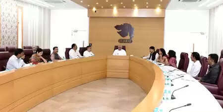 बारिश से प्रभावित जिलों के दौरों के बाद सीएम भूपेंद्र पटेल ने गांधीनगर में उच्चस्तरीय बैठक की