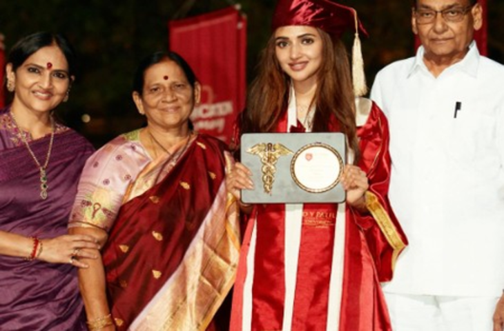 अभिनय के साथ पूरा किया एमबीबीएस का सपना, श्रीलीला ने सोशल मीडिया पर साझा कीं तस्वीरें