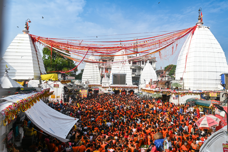 श्रावणी मेले पर देवघर के बाबा बैद्यनाथ मंदिर में उमड़ी श्रद्धालुओं की भारी भीड़