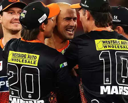 बीबीएल: जोएल पेरिस का ऑलराउंडर प्रदर्शन, स्कॉर्चर्स ने स्ट्राइकर्स को 33 रन से हराया