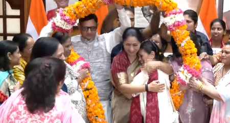 दिल्ली: सीएम से मिलकर महिलाएं हुईं भावुक; विद्या वाहिनी योजना के तहत बांटी साइकिलें