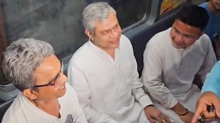 कोलकाता मेट्रो में सफर कर यात्रियों से रूबरू हुए रेल मंत्री अश्विनी वैष्णव, सफाईकर्मियों की भी सराहना की