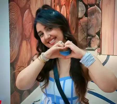 'बिग बॉस 19' से बेघर होने पर टूटी अशनूर कौर, बोलीं- काश तान्या की चोट के बारे में किसी ने पहले बताया होता