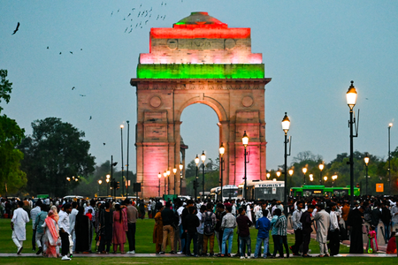 इंडिया गेट-कर्तव्य पथ पर भीड़ कम करने के लिए सख्ती शुरू, रेड लाइट कैमरों से होगा चालान
