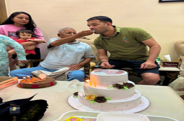 लालू यादव ने जन्मदिन पर परिवार के साथ काटा केक