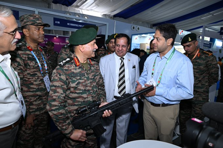 सेना प्रमुख ने किया स्वदेशी विकसित रक्षा उपकरणों और तकनीकों का निरीक्षण