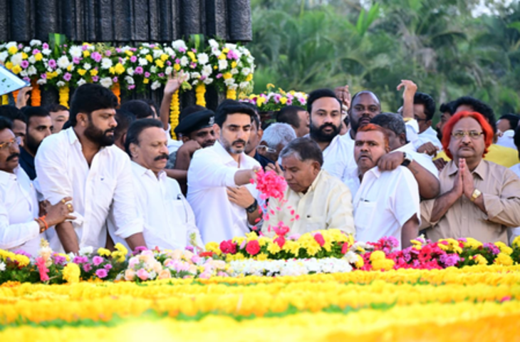 एनटीआर की 30वीं पुण्यतिथि: बेटे बालकृष्ण और पोते नंदमुरी ने दी श्रद्धांजलि, नाती नारा लोकेश ने किया याद