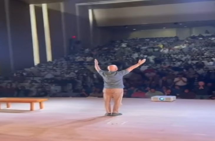 तालियों की गड़गड़ाहट से दर्शकों ने लुटाया अनुपम खेर पर प्यार, मंच से अभिनेता की एक्टिंग ने किया मोहित