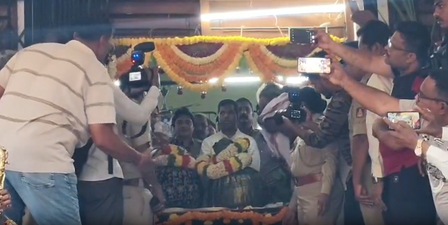 कर्नाटकः वैरामुदी ब्रह्मोत्सव आज, वैरामुदी और सोने के आभूषण पुलिस सुरक्षा के बीच मेलुकोटे रवाना