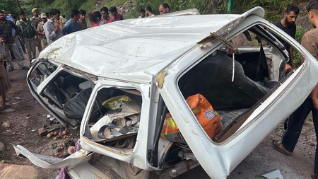 जम्मू-कश्मीर: पुंछ सड़क हादसे में 6 लोगों की मौत की आशंका, 5 घायल