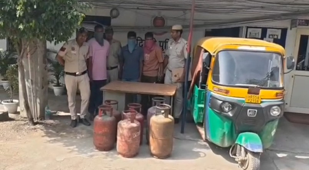 दिल्ली में ऑटो से गैस सिलेंडर चोरी करने वाले 2 चोर समेत 3 गिरफ्तार