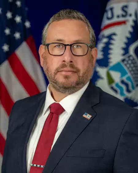 अमेरिका ने वर्क परमिट की अवधि कम की, हजारों भारतीय पेशवरों पर पड़ेगा असर