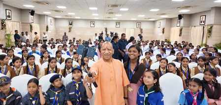 लखनऊ : सीएम योगी ने बच्चियों से बंधवाई राखी, सेल्फी ली और ऑटोग्राफ भी दिया