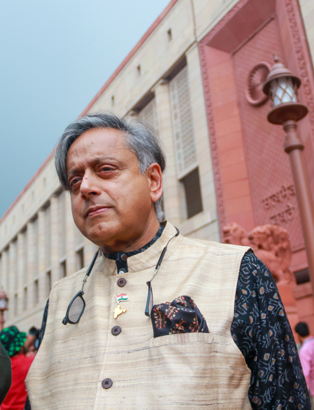 शशि थरूर ने एलजीबीटीक्यूएआईए-प्लस पैनल के काम में देरी पर सवाल उठाए