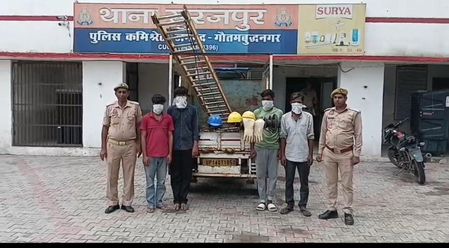 एनपीसीएल के बिजली पोल से लोहे की एंगल चोरी का खुलासा, पुलिस ने चार शातिर चोरों को दबोचा