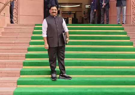 सांसद रविंद्र वायकर के सरकारी सिम कार्ड का उपयोग कर रहा था शख्स, मुंबई पुलिस ने दर्ज किया केस