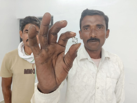 मध्य प्रदेश: पन्ना में मजदूरों की चमकी किस्मत, मिला 16.96 कैरेट का बेशकीमती हीरा