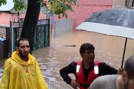 जम्मू-कश्मीर में लगातार बारिश से हालात बिगड़े, बादल फटने से पेहलीपोरा में कई घर डूबे