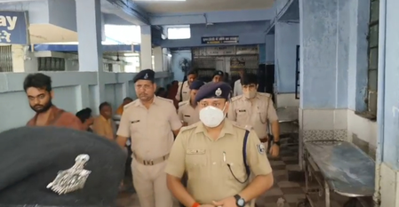 बिहार : वैशाली दोहरे हत्याकांड का मुख्य आरोपी मुठभेड़ में घायल, पुलिस वाहन पर भी हुई फायरिंग