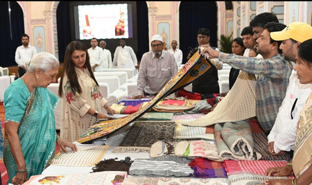 हस्तशिल्प विश्वविद्यालय की दिशा में काम जारी, बुनकरों-शिल्पकारों को मिलेगी नई पहचान : राज्यपाल आनंदीबेन पटेल