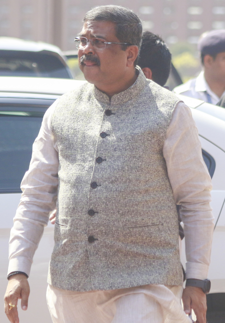 विपक्ष ने धर्मेंद्र प्रधान के इस्तीफे को छात्र आंदोलन की जीत बताकर मनाया जश्न