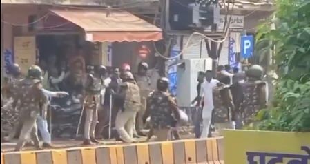 इंदौर में भाजयुमो और कांग्रेस कार्यकर्ताओं के बीच भिड़ंत, चले पत्थर और टमाटर