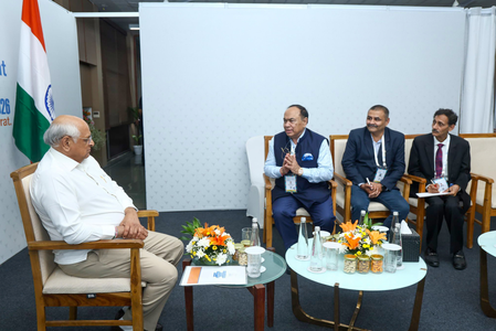 उर्वरक क्षेत्र में आयात प्रतिस्थापन और वीजीआरसी में जनजातीय पर्यटन के विकास पर ध्यान केंद्रित कर रहा गुजरात