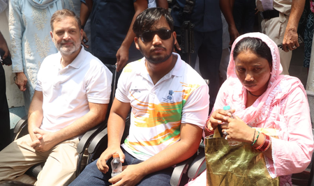 पैलेट गन मामले में संसद मार्ग थाने पहुंचे राहुल गांधी, डीसीपी ऑफिस के बाहर धरने पर बैठे
