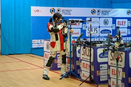 आईएसएसएफ शूटिंग: मेंस 10 मीटर एयर राइफल फाइनल में शेंग ने साधा 'गोल्ड' पर निशाना, झांग के नाम 'सिल्वर'