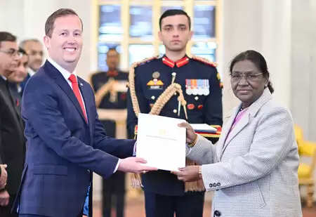 अमेरिकी राजदूत सर्जियो गोर ने राष्ट्रपति मुर्मू को सौंपा अपना क्रेडेंशियल्स