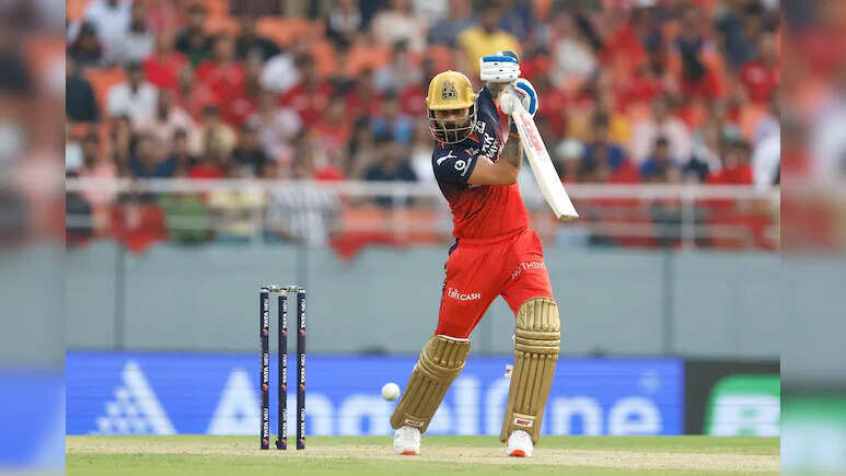 विराट कोहली के रहते आरसीबी के इस खिलाड़ी ने कर दी 'बेवकूफी', टीम को हो सकता था भारी नुकसान