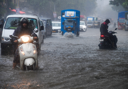 मुंबई में भारी बारिश के बीच सरकार ने निजी सेक्टर को 'वर्क फ्रॉम होम' की दी सलाह