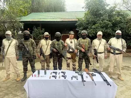 मणिपुर: भारी मात्रा में हथियार जब्त, ब्राउन शुगर के साथ दो ड्रग तस्कर गिरफ्तार