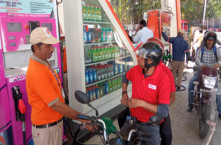 नोएडा में पेट्रोल पंप पर लगी वाहनों की कतार, 2 रुपए की कमी से लोगों के चेहरे पर आई मुस्कान