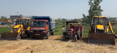 छत्तीसगढ़: सरगुजा में अतिक्रमण पर चला बुलडोजर, जल मार्ग बाधित करने वाली 57 डिसमिल जमीन कराई कब्जा मुक्त