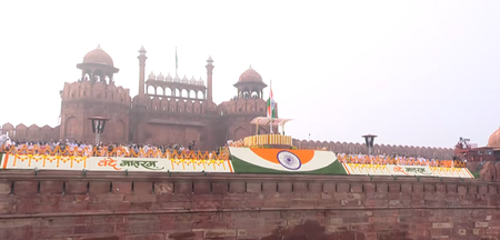 स्वतंत्रता दिवस 2026: लालकिले पर पहली बार 'वंदे मातरम' का सामूहिक गायन, हेलीकॉप्टर ने झंडा लेकर भरी आसमान में उड़ान