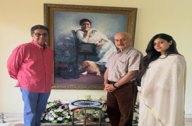 आशा भोसले के घर पहुंचे अनुपम खेर, सन्नाटे में खोजी दिग्गज गायिका की आवाज