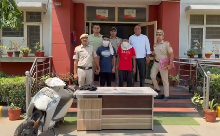 न्यू अशोक नगर पुलिस ने दो स्नैचरों को किया गिरफ्तार, तीन मोबाइल और स्कूटी बरामद