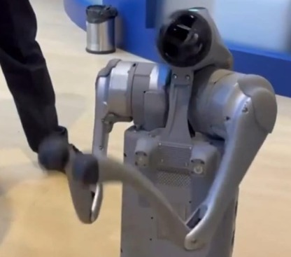 चीनी रोबोट डॉग विवाद में गलगोटिया यूनिवर्सिटी पर एक्शन, मंत्री अश्विनी वैष्णव ने दिया जवाब